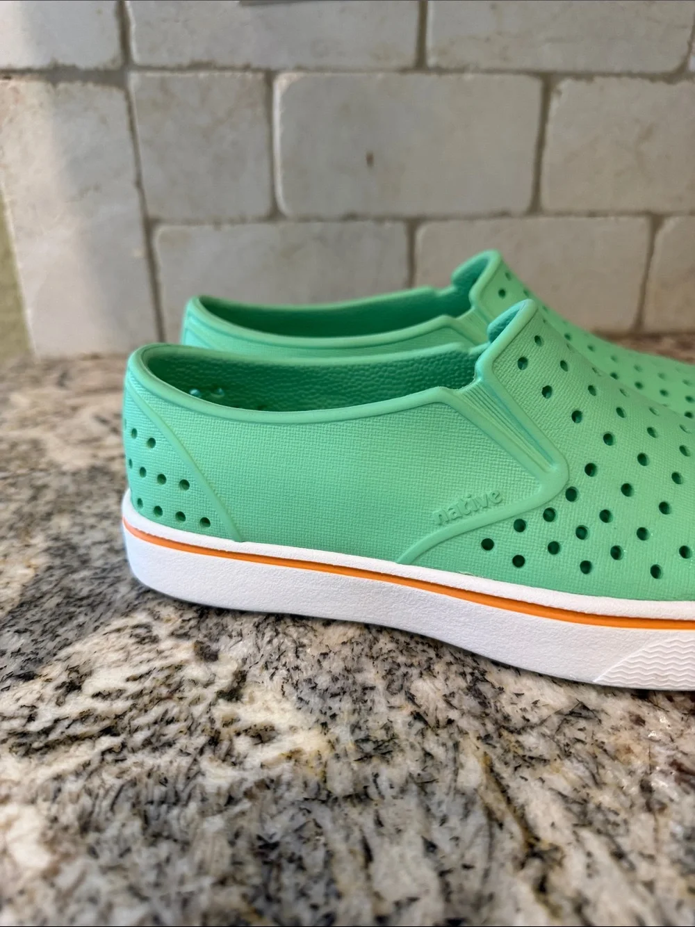 Native Miles Shoes Youth Kids green Slip On Water Shoes Lite Size J3 Unisex J3